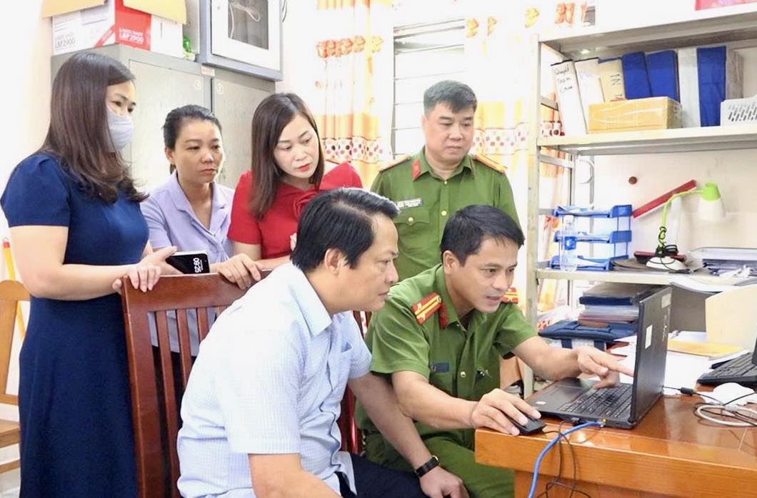  Đồng chí Bí thư Đảng ủy xã kiểm tra công tác cấp đổi thẻ Đảng viên
